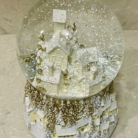 NEW musical Christmas snow globe white, gold, Snowy Winter wonderland, gift! - Picture 5 of 7